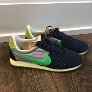 Nike retro tennis shoes 8.5